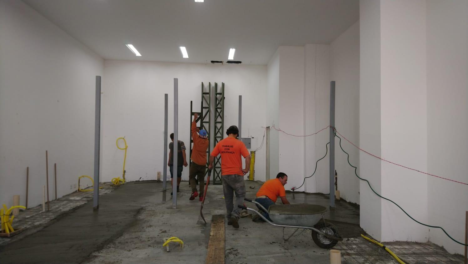 Montagem de mesanino metálico comercial