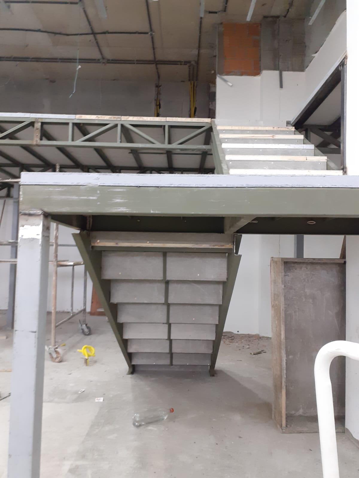 Montagem de mesanino metálico comercial