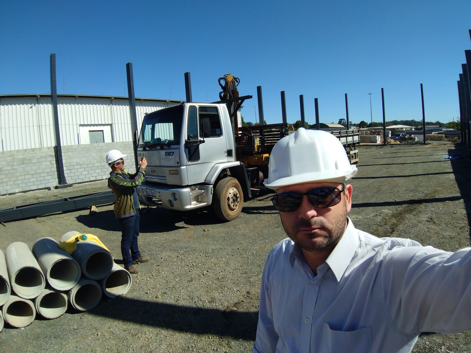 Pablo Ribeiro em acompanhamento de obra industrial