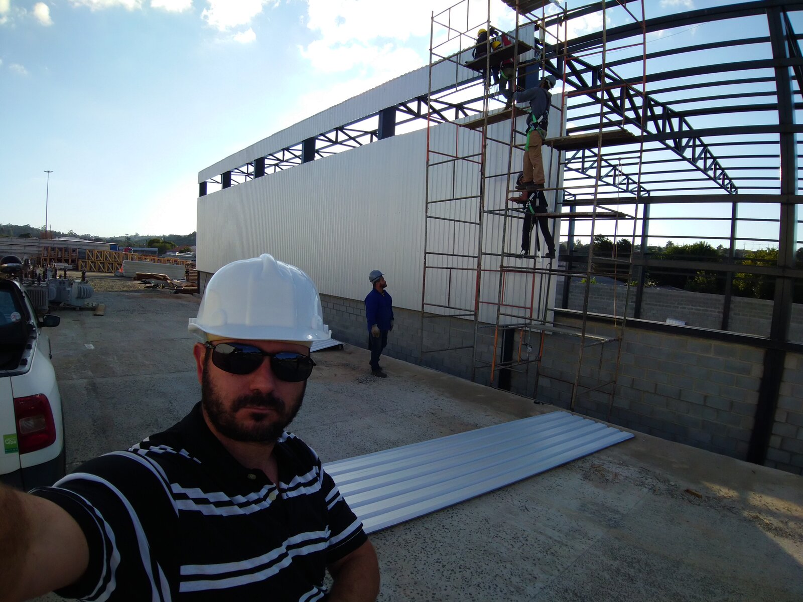 Pablo Ribeiro em montagem de barracão industrial